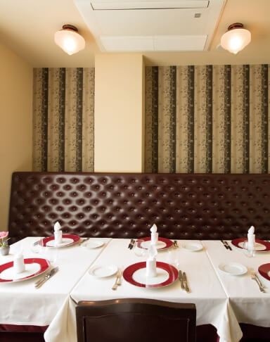 フチが赤い皿の上にナプキンが置かれているラトラスの会場