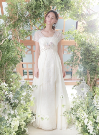 フラワーアーチをくぐるウェディングドレスの花嫁