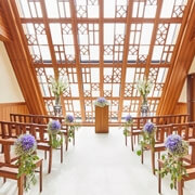 陽が差し込むガラスの前に宣誓台がある。