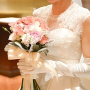 ブーケを手にする花嫁