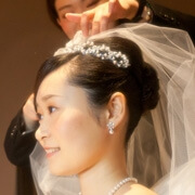 ティアラをかぶりヘアメイクを受けている花嫁