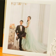 テーブルに立て掛けられる記念写真