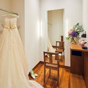 全身映る鏡や小物を置くテーブルがあるブライズルーム