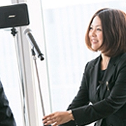 式場の準備をするスタッフ