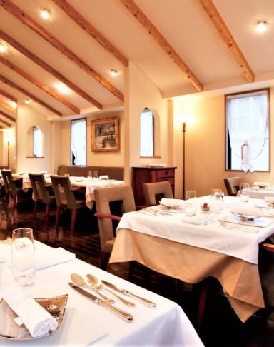 テーブルの上にカトラリーとワイングラスが並べられているラトラスの会場