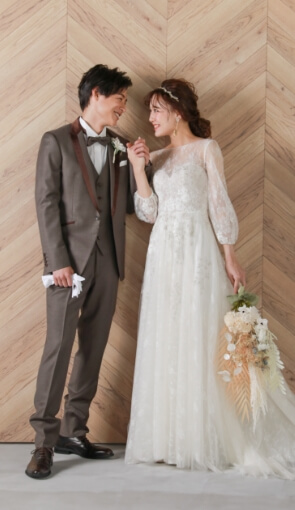 花束を手にした新婦に頰を寄せる新郎