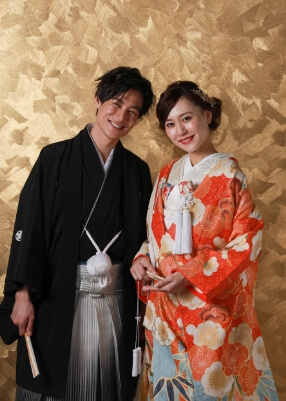 花束を手に、スツールに腰掛ける白い着物姿の花嫁