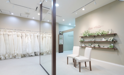 部屋の中央に天井まで届く鏡があるドレスサロン
